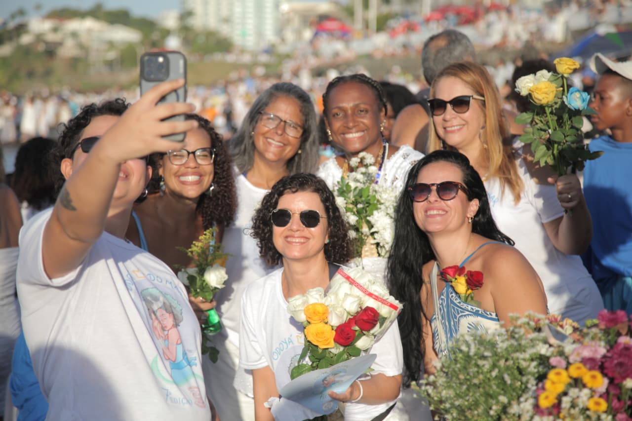 Dois de fevereiro levou multidão ao Rio Vermelho para homenagear Iemanjá por Sora Maia/CORREIO