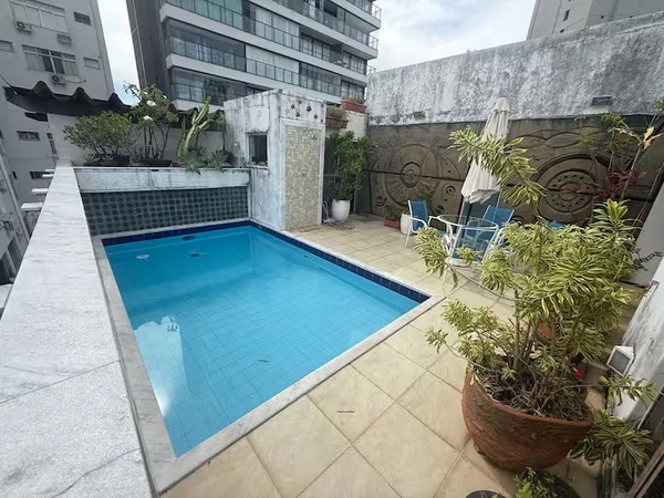 Duplex 4/4 Piscina e Staff próximo ao Circuito Barra/Ondina, no Airbnb, por R$ R$ 76.607,00 por Reprodução/ Airbnb