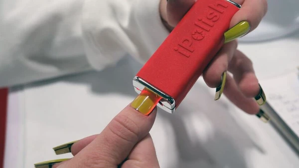 Durante a CES 2026, a marca lançou unhas postiças digitais que mudam de tonalidade instantaneamente por meio de um aplicativo no celular por Divulgação/iPolish Daniel Cooper for Engadget