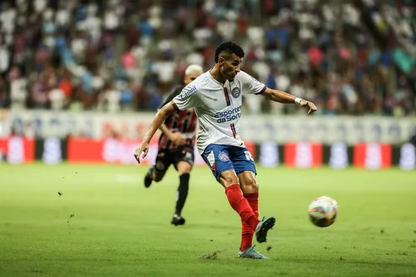 Everton Moraes com a camisa do Bahia
