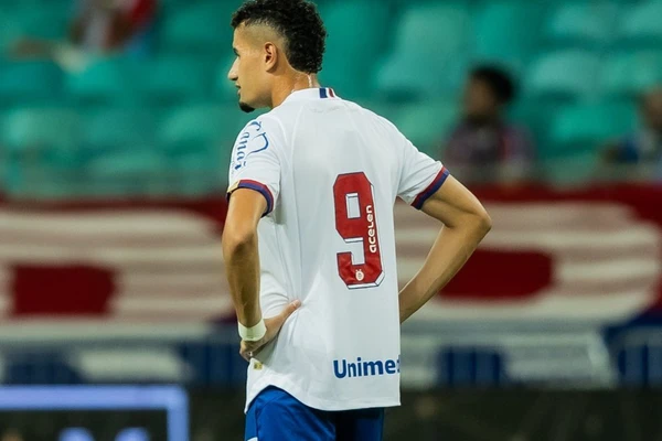 Everton Moraes com a camisa do Bahia por Letícia Martins/EC Bahia