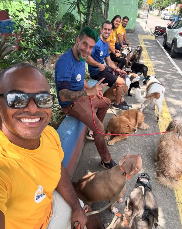 Hoje Guilherme é adestrador de cães por Reprodução | Redes Sociais