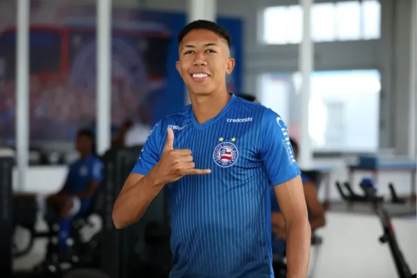 Matheus Saldanha com a camisa do Bahia por Felipe Oliveira/EC Bahia 