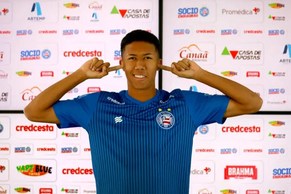 Matheus Saldanha com a camisa do Bahia por Felipe Oliveira/EC Bahia 