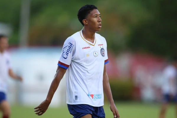Matheus Saldanha com a camisa do Bahia 
