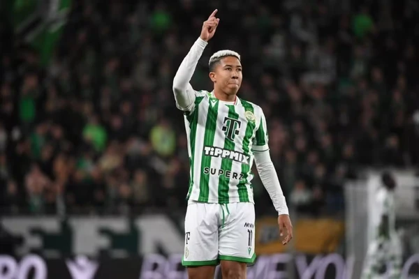 Matheus Saldanha com a camisa do Ferencvaros por Reprodção/redes sociais 