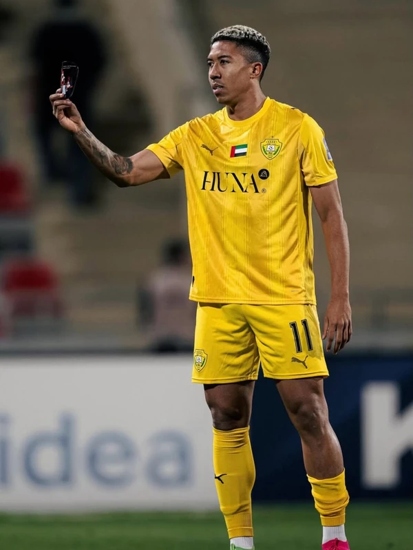 Matheus Saldanha com a camisa do Wasl por Reprodução/redes sociais 