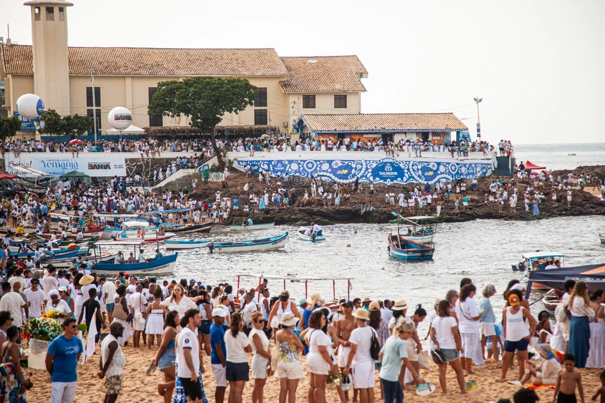 Uma multidão se acumulou na Praia da Paciência desde cedo por Sora Maia