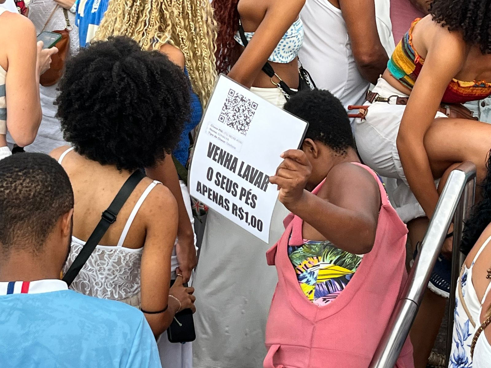 Vendedor oferece lavagem de pé com pagamento via pix por Jorge Gauthier/CORREIO