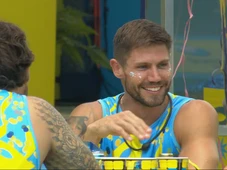 Imagem - BBB 26: Jonas Sulzbach promete tomar banho pelado se for Líder e provoca Jordana: 'Se quiser olhar, pode olhar'