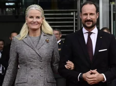 Imagem - Princesa da Noruega aparece centenas de vezes em documentos do caso Epstein: 'Você é charmoso'