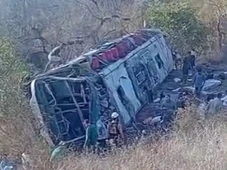 Imagem - Ônibus com romeiros sai da pista, capota e deixa 15 mortos
