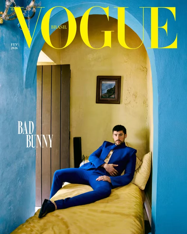 Bad Bunny usa blazer, calça e sapatos, tudo Luar, colar Crayone anéis Bvlgari por Mar + Vin/Vogue Brasil