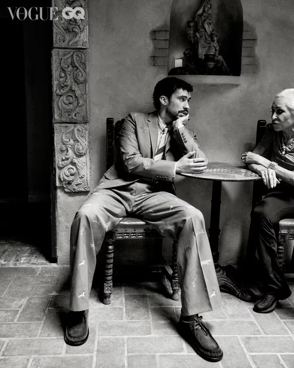 Bad Bunny veste blazer, camisa, gravata, calça e sapatos, tudo LOUIS VUITTON por Mar + Vin/Vogue Brasil