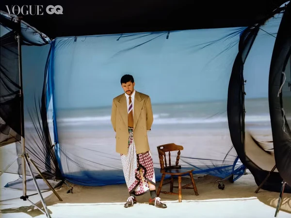 Bad Bunny veste blazer, camisa, gravata, pareô e sapatos, tudo DRIES VAN NOTEN por Mar + Vin/Vogue Brasil