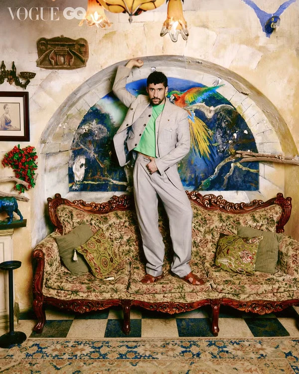 Bad Bunny veste blazer, camiseta, calça, sandália e anel, tudo VERSACE por Mar + Vin/Vogue Brasil