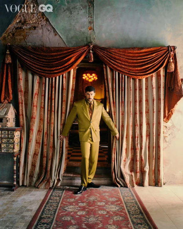 Bad Bunny veste camisa, calça e anel, tudo GUCCI por Mar + Vin/Vogue Brasil