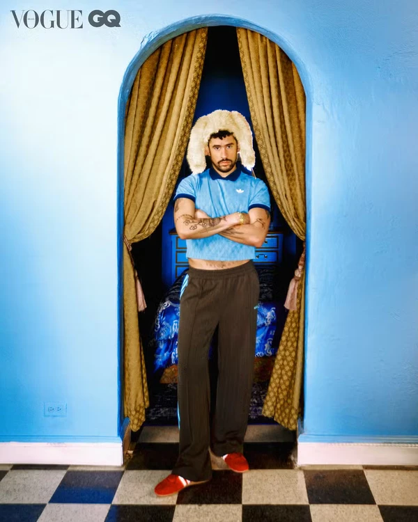 Bad Bunny veste camisa, calça e tênis, tudo ADIDAS, pulseiras e anel BVLGARI por Mar + Vin/Vogue Brasil