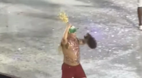 David Brazil perde peruca de R$ 7 mil em ensaio da Grande Rio por Reprodução/Redes Sociais 