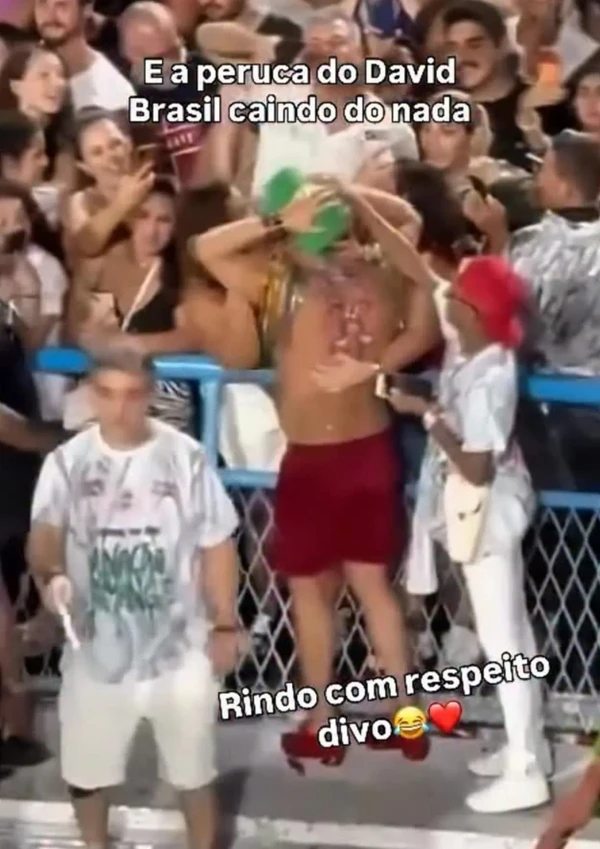 David Brazil perde peruca de R$ 7 mil em ensaio da Grande Rio por Reprodução/Redes Sociais 