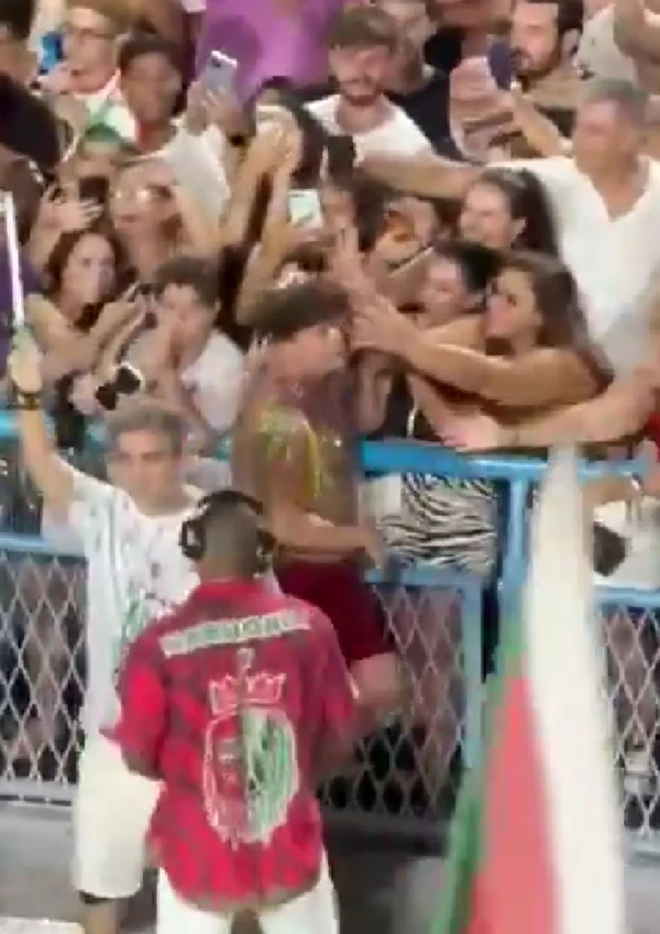 David Brazil perde peruca de R$ 7 mil em ensaio da Grande Rio por Reprodução/Redes Sociais 