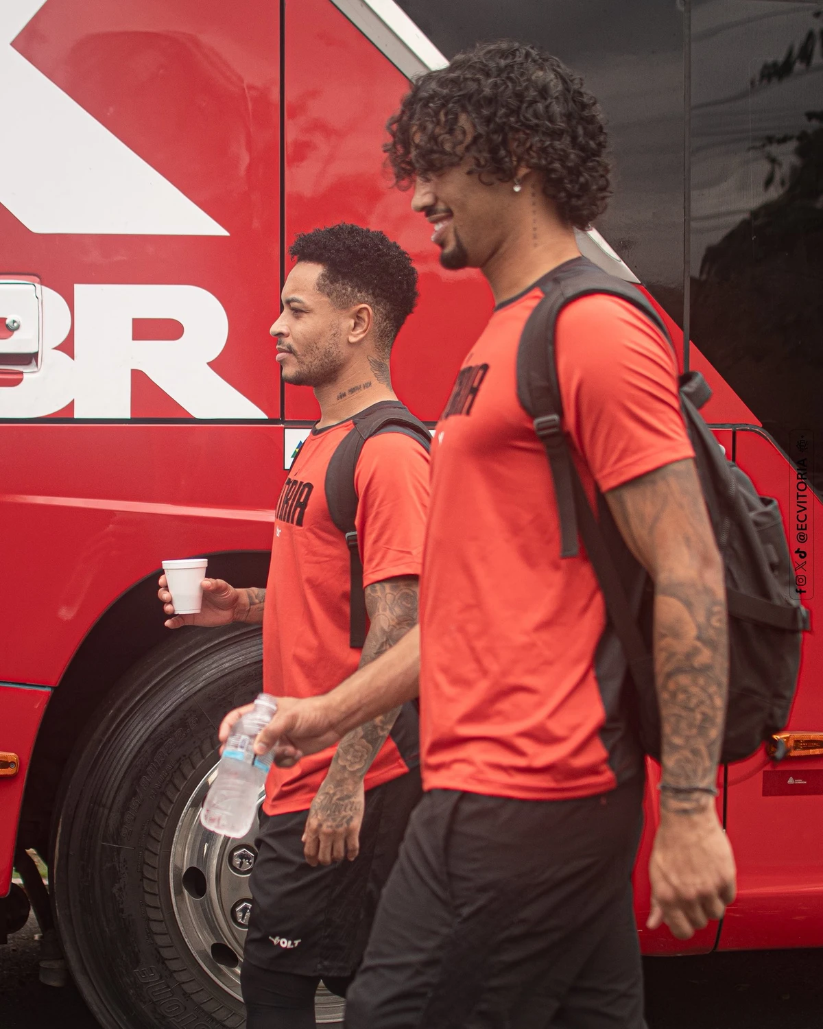 Delegação do Vitória embarca rumo à São Paulo para duelo contra o Palmeiras por Victor Ferreira/ECV