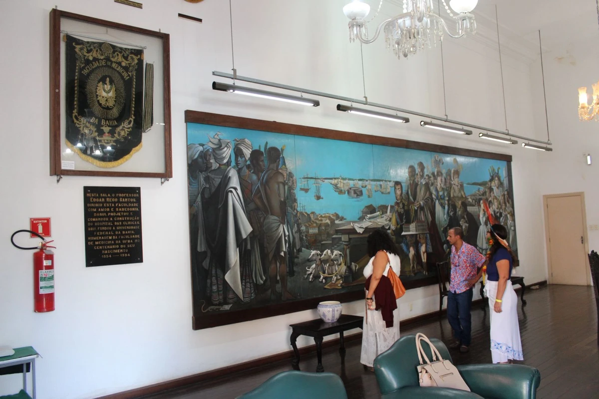 Espaços do prédio da Faculdade de Medicina da Bahia (FMB), da Ufba, têm riscos na estrutura por Acervo pessoal