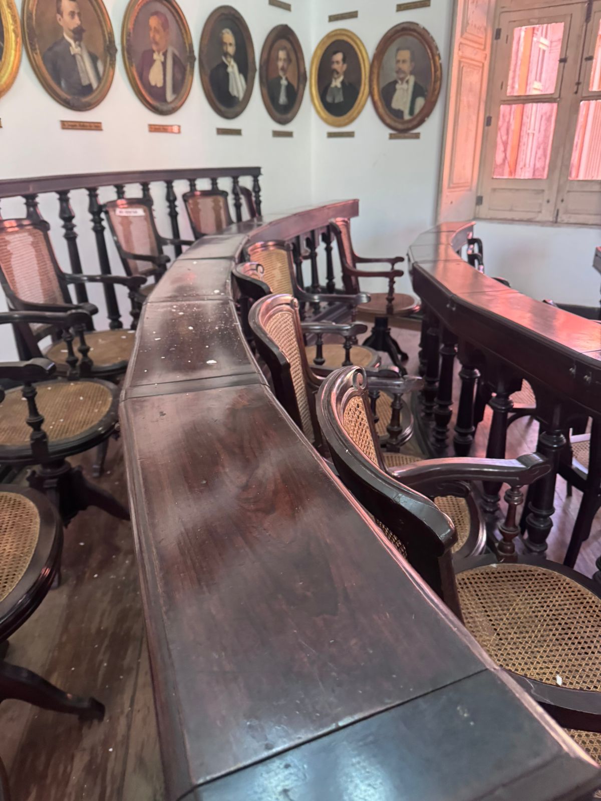 Espaços do prédio da Faculdade de Medicina da Bahia (FMB), da Ufba, como a sala da congregação, têm riscos na estrutura por Acervo pessoal