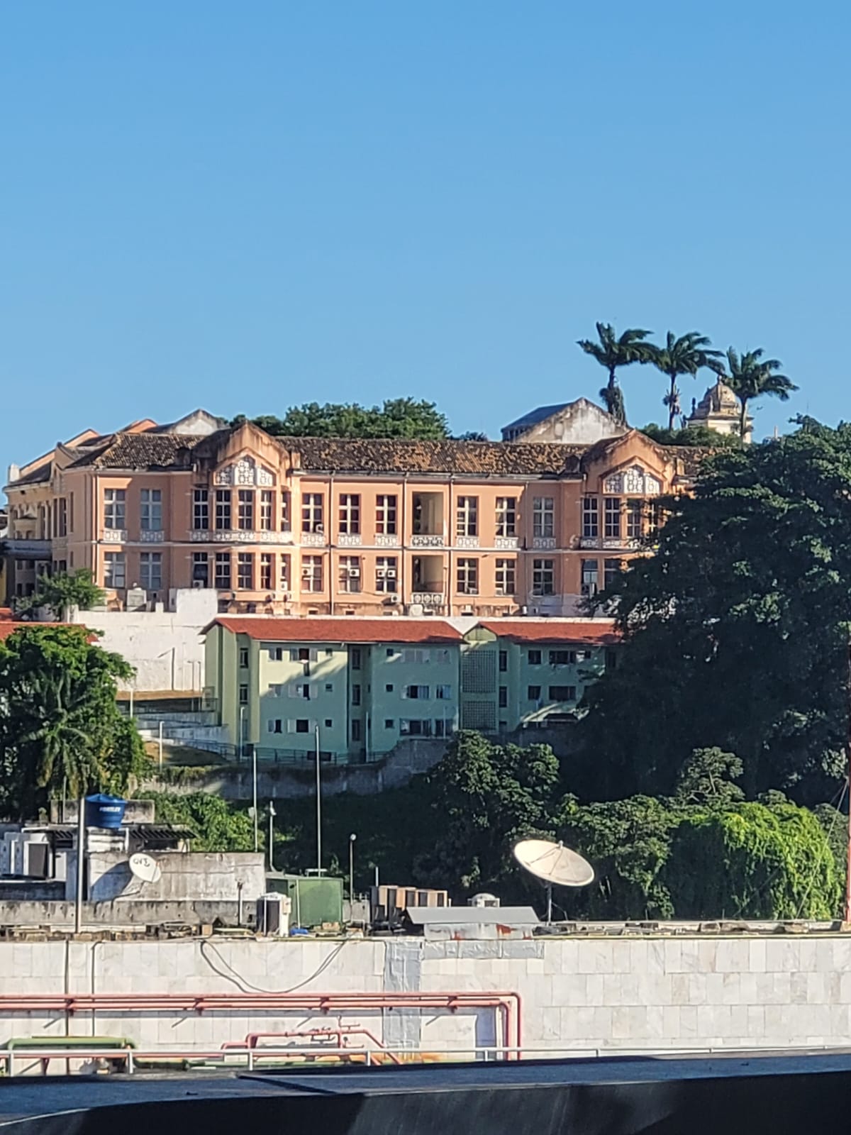 Faculdade de Medicina da Bahia (FMB), vista da Baía de Todos os Santos por Lucivaldo Alves/Reprodução