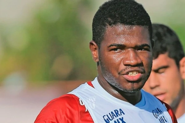 Feijão com a camisa do Bahia por Felipe Oliveira/EC Bahia