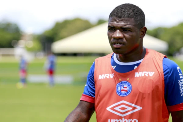 Feijão com a camisa do Bahia
