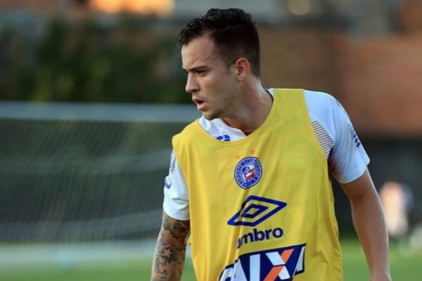Gustavo Ferrareis com a camisa do Bahia por Felipe Oliveira/EC Bahia