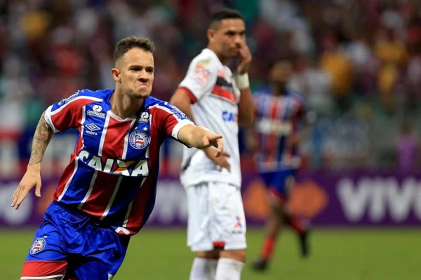 Gustavo Ferrareis com a camisa do Bahia por Felipe Oliveira/EC Bahia