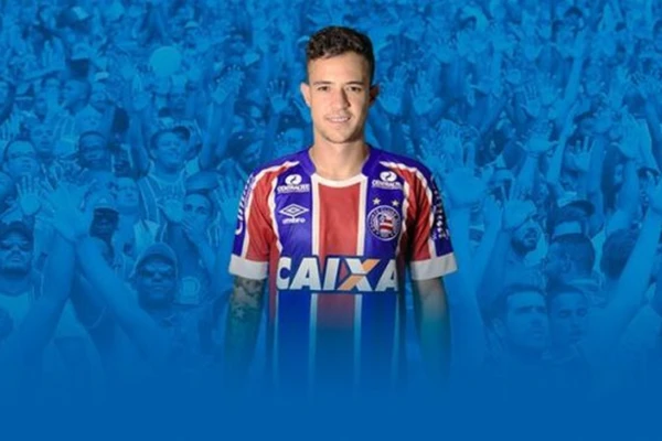 Gustavo Ferrareis com a camisa do Bahia por Felipe Oliveira/EC Bahia