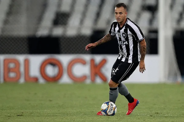 Gustavo Ferrareis com a camisa do Botafogo por Vitor Silva/Botafogo