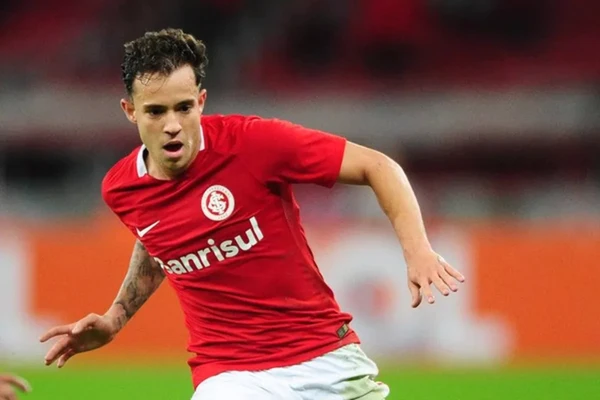 Gustavo Ferrareis com a camisa do Internacional por Ricardo Duarte/Internacional