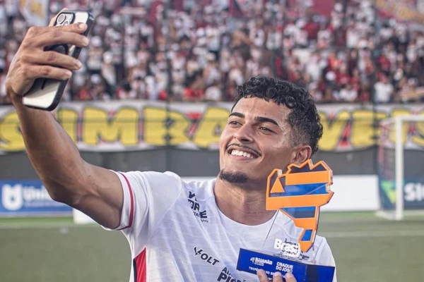 Luís Miguel celebrou a sequência no Vitória após gol e assistência