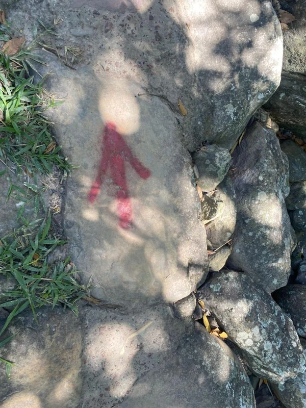 Marcas em trilha de cahoeira no Vale do Capão por Reprodução