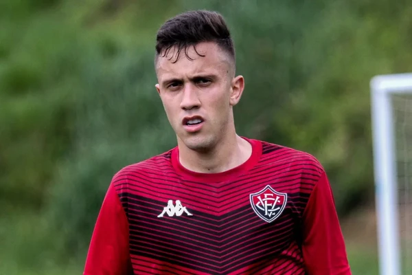 Matheus Frizzo durante passagem pelo Vitória em 2020