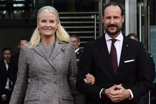 Mette-Marit é casada com o príncipe herdeiro Haakon