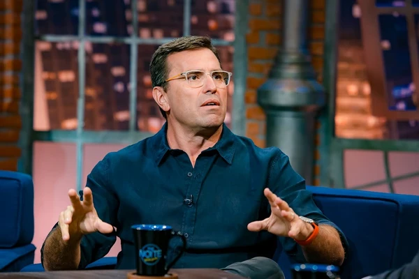 Rodrigo Bocardi comenta bastidores da saída da Globo e apresenta novo projeto no The Noite