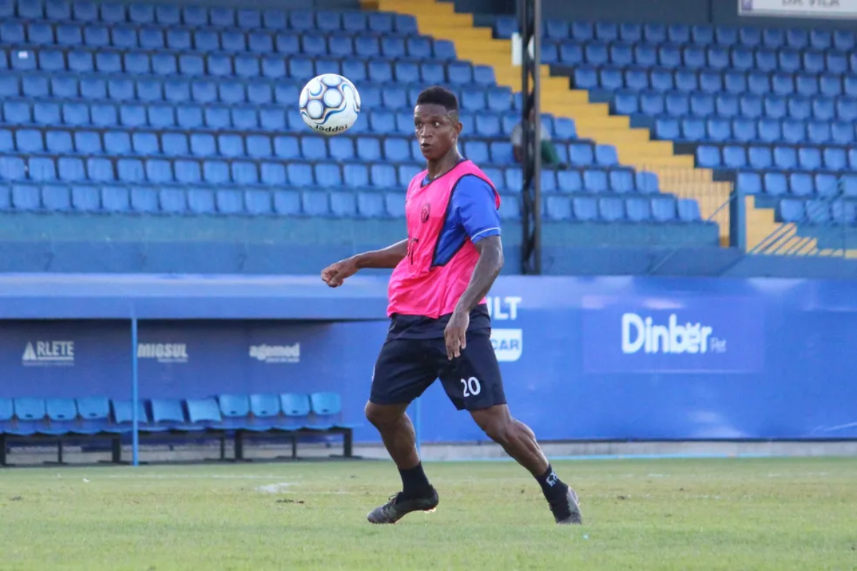 Vinícius pelo Tubarão por Willian Lampert/Tubarão