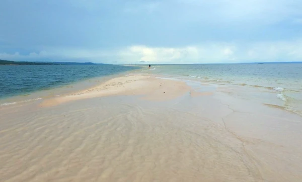 Transparência das águas do Tapajós é o grande diferencial que atrai turistas globais por Reprodução (Ticiana Giehl/Escolha Viajar)