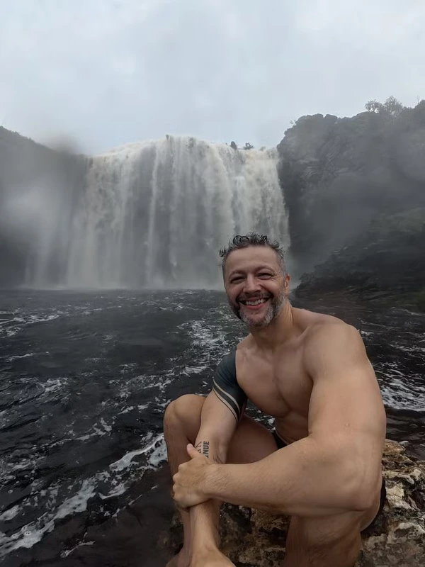 Discreto, Lucas Lima abre álbum de viagem com a nova namorada por Reprodução/Redes Sociais 