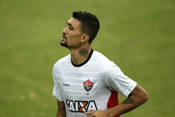 Kieza com a camisa do Vitória por Arrison Marinho/CORREIO
