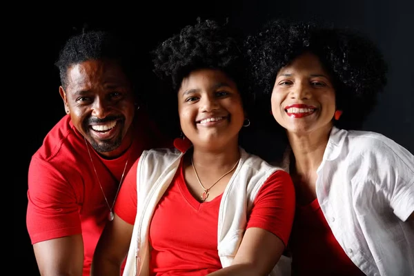 Leandro Boneco, do BBB 26, com a filha Lilica e a mulher Donminique por Reprodução/Rafael Martins