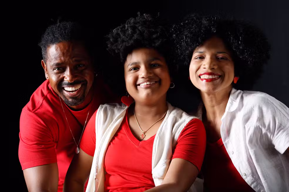 Leandro Boneco, do BBB 26, com a filha Lilica e a mulher Donminique por Reprodução/Rafael Martins