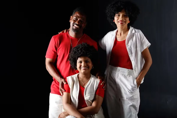 Leandro Boneco, do BBB 26, com a filha Lilica e a mulher Donminique por Reprodução/Rafael Martins