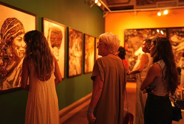 Público confere uma das mais de 200 obras em exposição por Reprodução