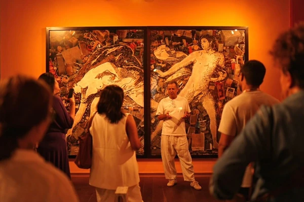 Vik Muniz segue com A Olho Nu até 29 de março, sob curadoria de Daniel Rangel Público confere uma das mais de 200 obras em exposição por Reprodução